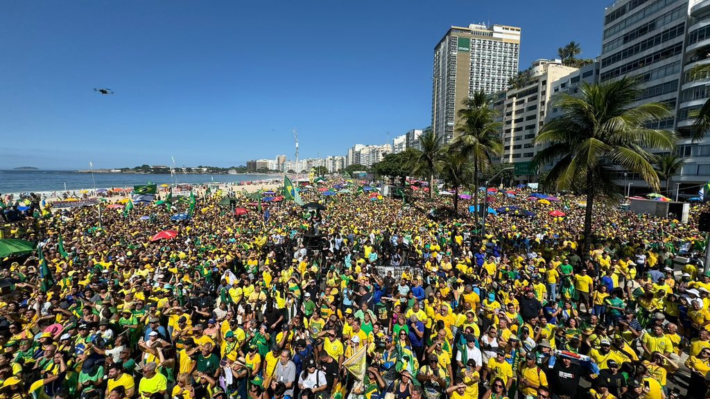 Brasil Sem Medo - “O mundo começa a descobrir a verdade sobre o Brasil”, diz Bolsonaro à multidão em Copacabana