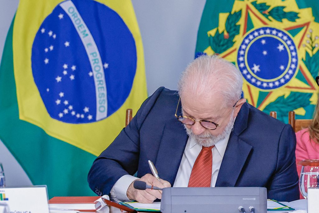 Brasil Sem Medo - Lula assina novo decreto de armas; veja o que mudou